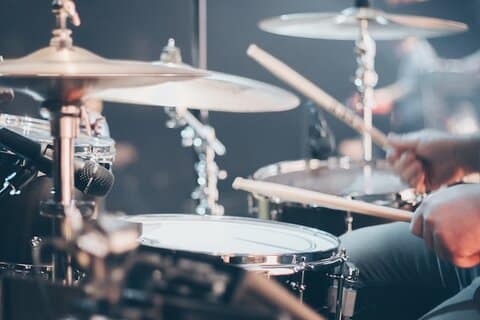 Een drummer die  rudiments speelt op zijn drumstel en hierdoor creativiteit toevoegt aan drummen.