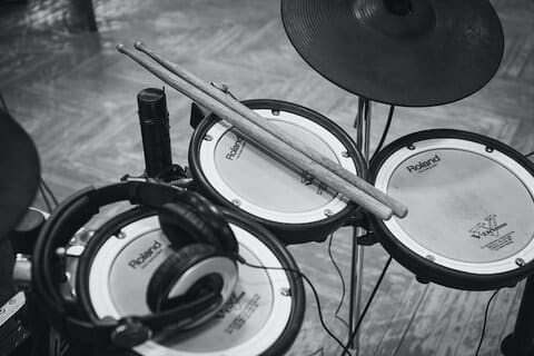Een drum koptelefoon op een elektronisch drumstel.